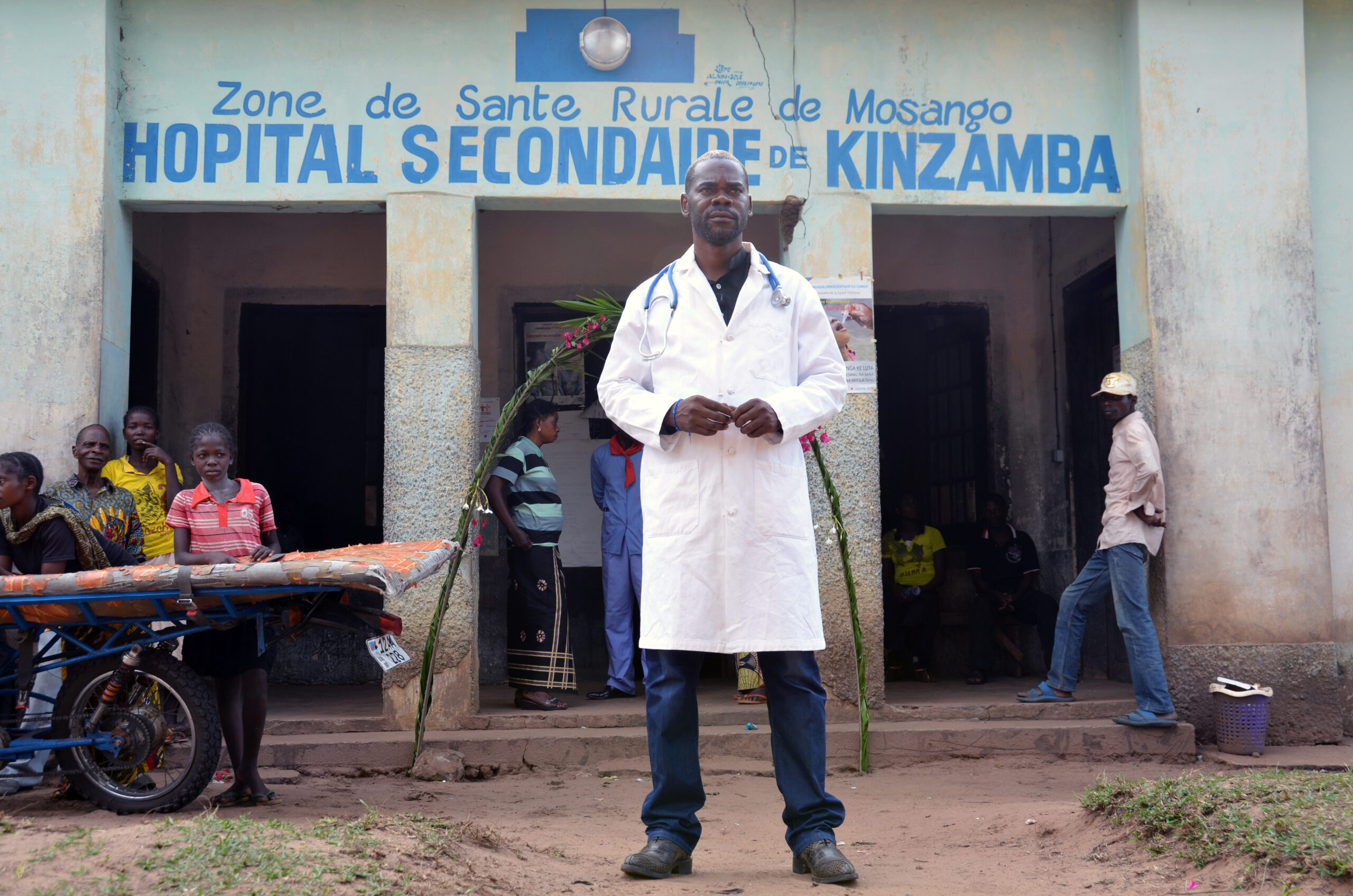 Dr. Christian voor zijn gezondheidscentrum in Congo