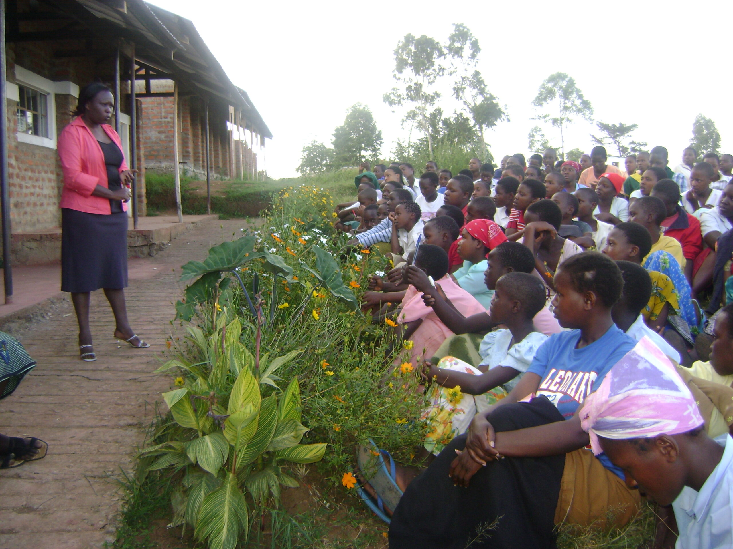 Dennitah geeft voorlichting over vrouwenrechten