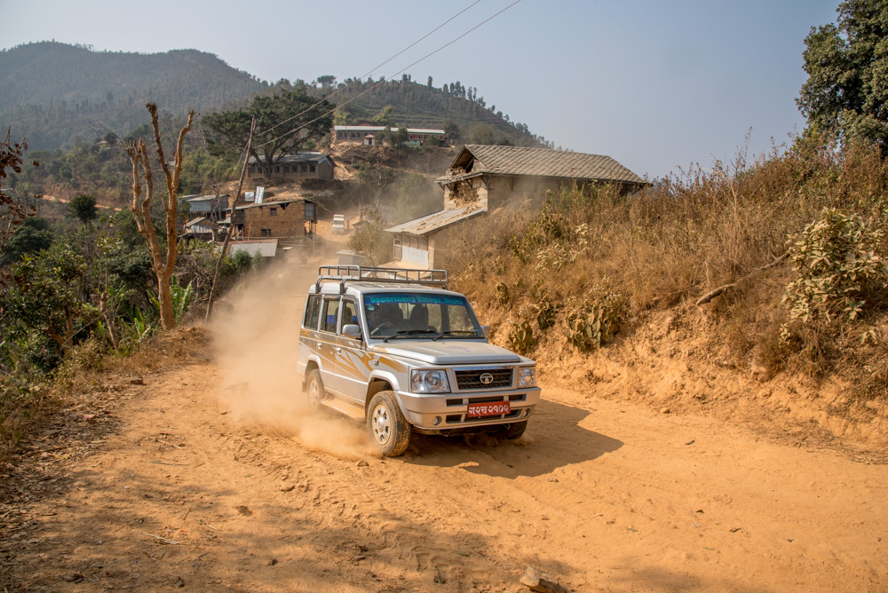 MIVA auto rijdt over zanderige wegen in Nepal