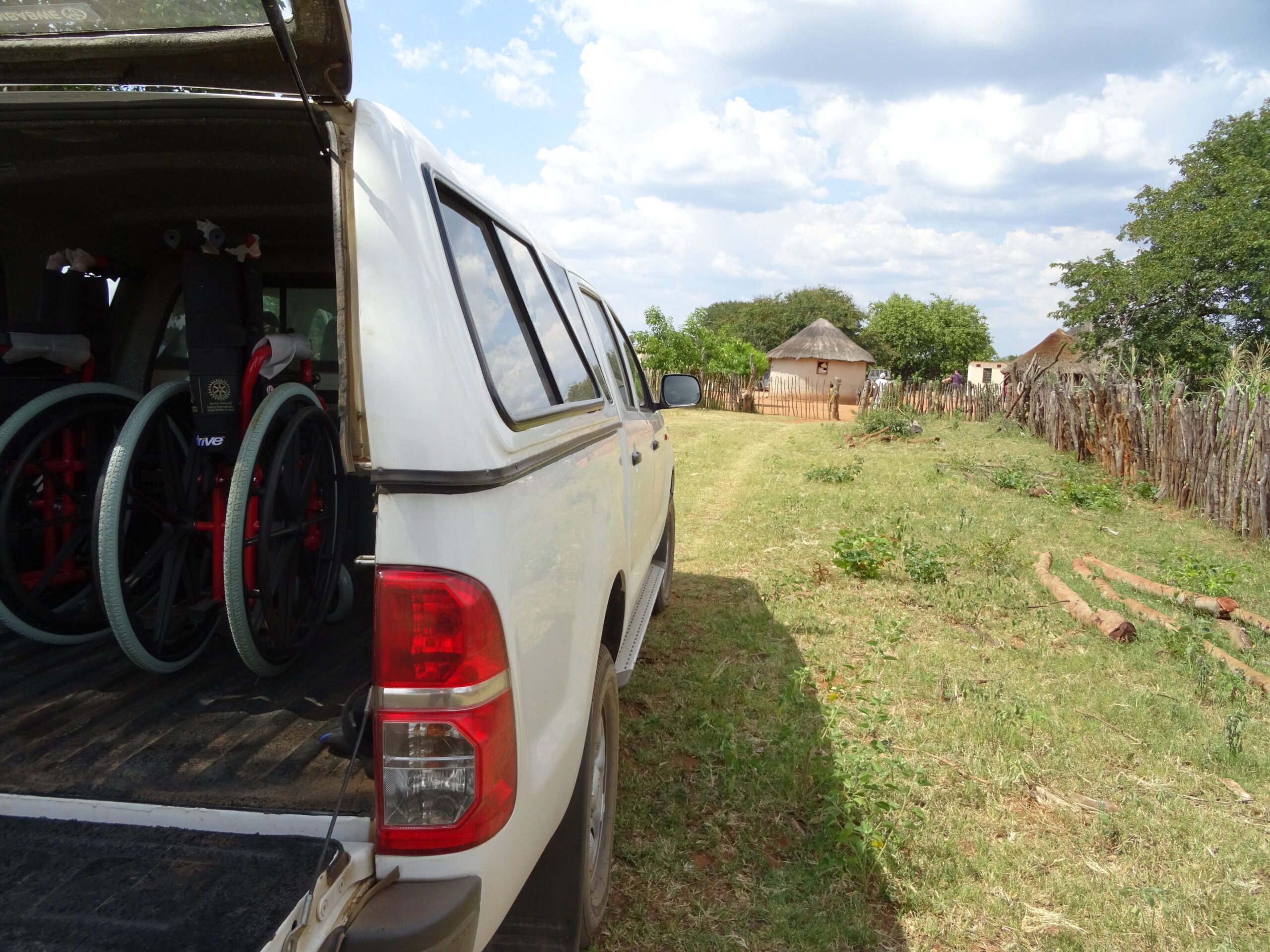 Zonder vervoer loopt men vijf uur met een rolstoel op de rug om een kind te helpen.