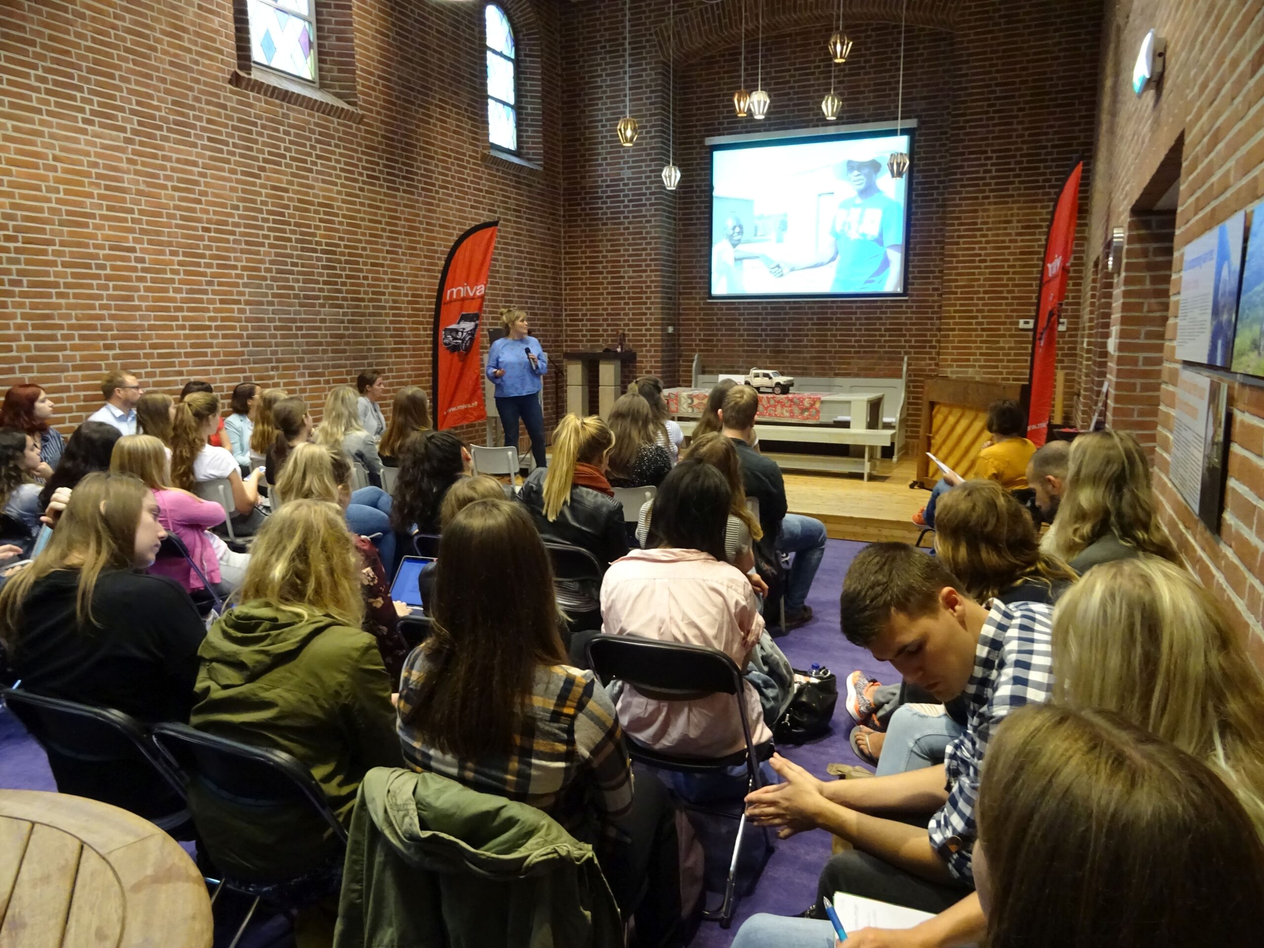 Milou geeft een presentatie aan de studenten van de hogeschool uit Leiden