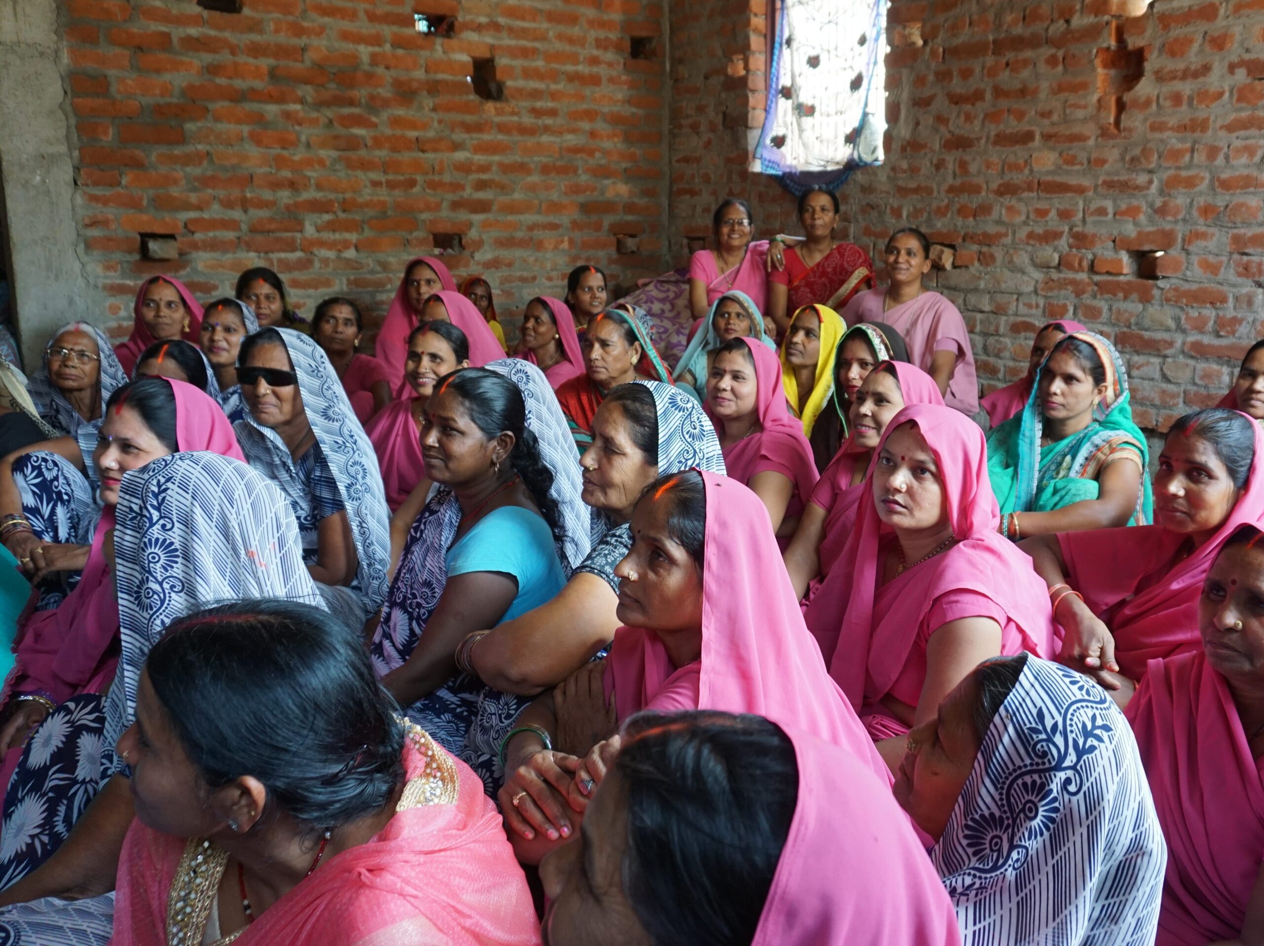 De vrouwengroepen kiezen een gezamenlijke Sari om verbondenheid met elkaar te tonen