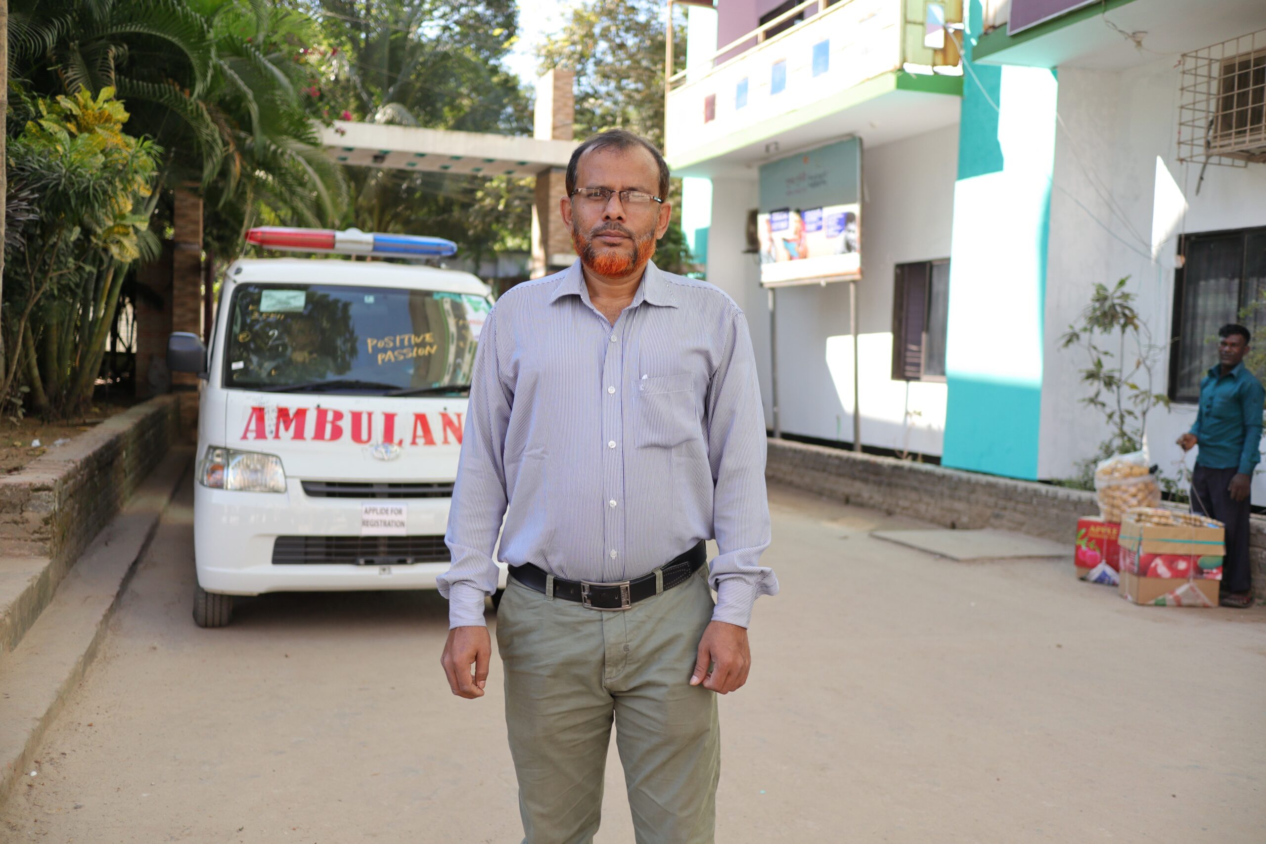 Pionier Anwar met de ambulance