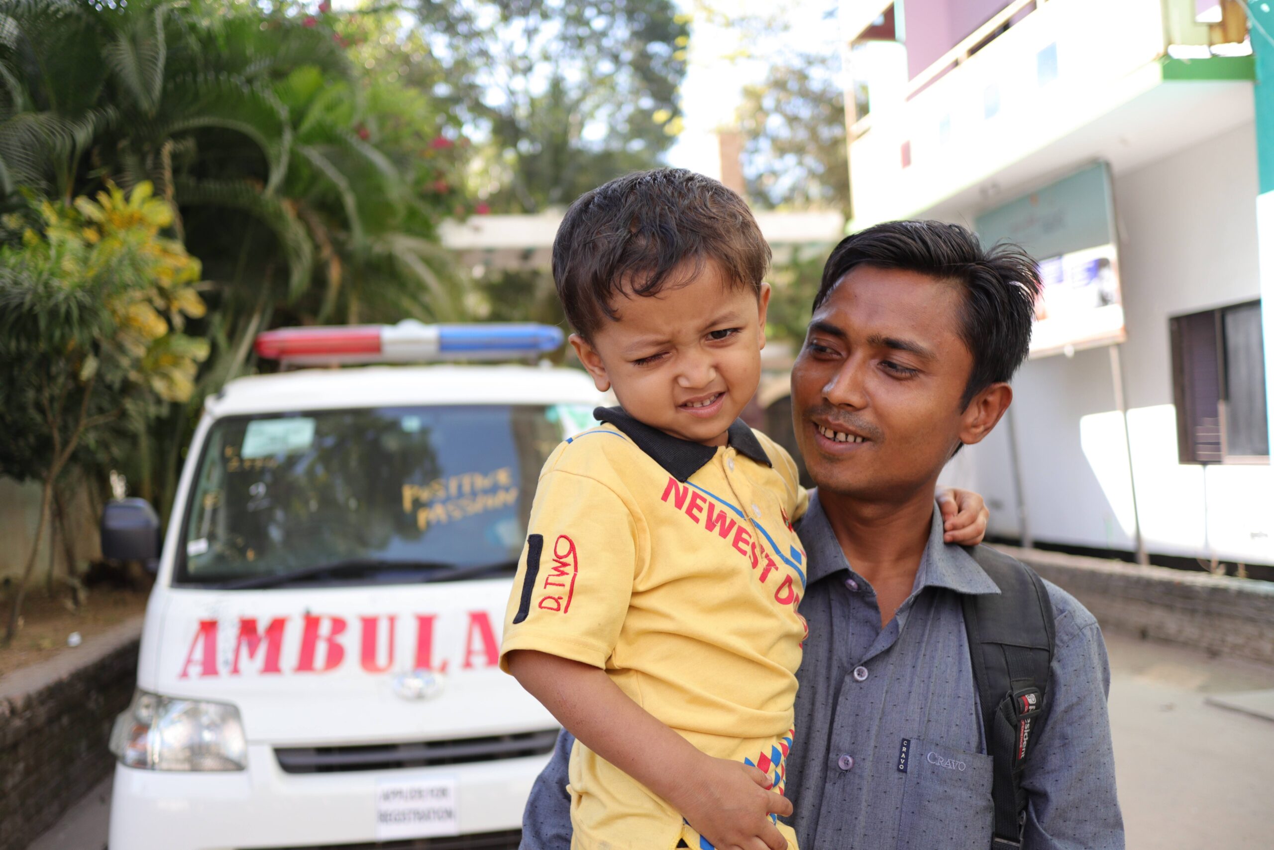 Rehan samen met zijn vader voor de MIVA ambulance 2