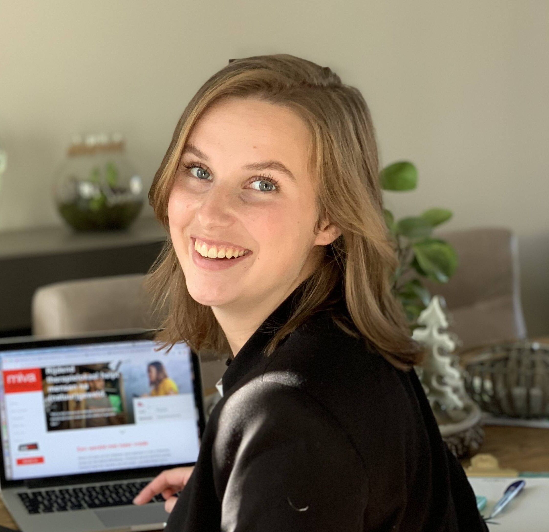 stagiaire Romy op haar thuiswerkplek