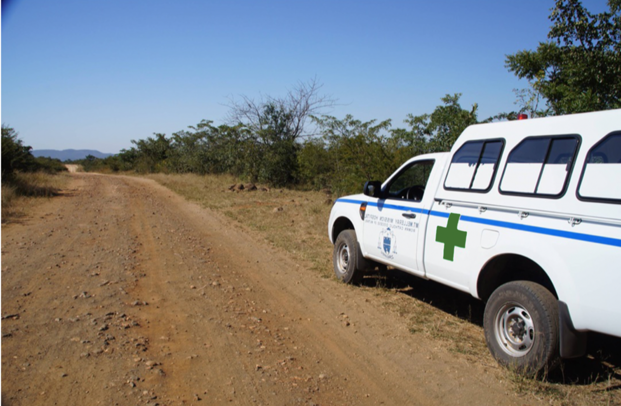Ambulance op zandweg