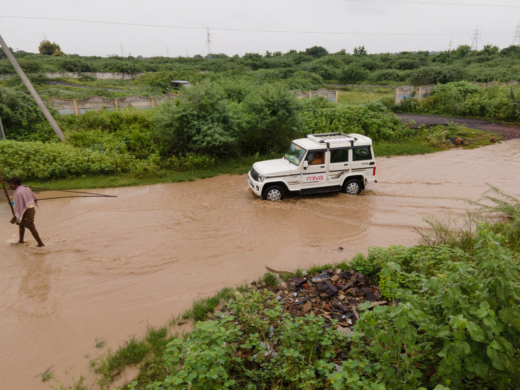 Auto zuster Shilpa op overstroomde weg