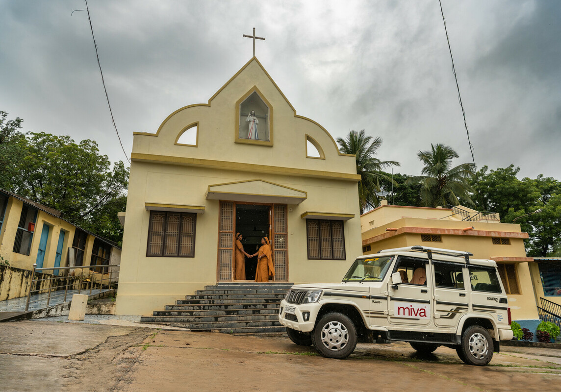 Zuster Shilpa met collega voor de kerk in Kurnool