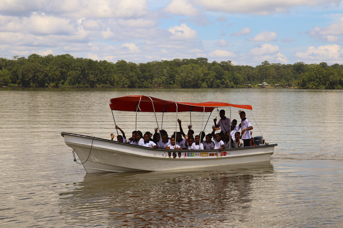 Kinderen in mangrove Colombia kunnen dankzij boot naar school