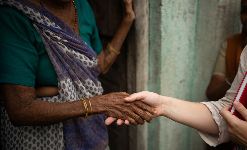 Marget geeft Sanne een hand